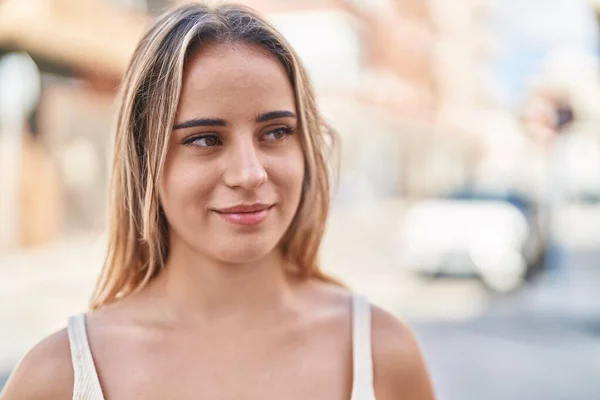 Young Blonde Woman Smiling Confident Looking Side Street — Foto Stock