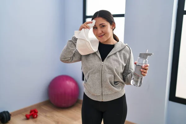 Young Hispanic Woman Smiling Confident Holding Bottle Water Sport Center — Photo