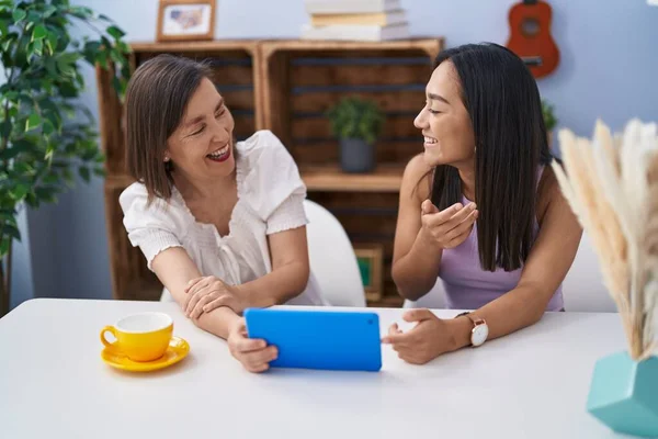 Two Women Mother Daughter Watching Video Touchpad Home — Foto Stock