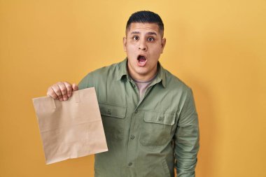 Elinde poşet tutan İspanyol genç adam korkmuş ve hayrete düşmüştü. Şaşırmış ve şaşırmıştı. 