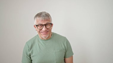 Orta yaşlı, gri saçlı, gülümseyen, kendine güvenen, gözlük takan, izole edilmiş beyaz arka plan.