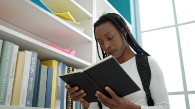 Üniversite sınıfında kitap okuyan Afrikalı Amerikalı kadın öğrenci.