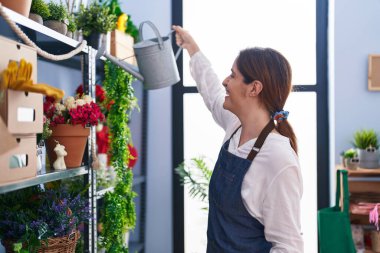 Çiçekçide kendine güvenen genç bir çiçekçi.