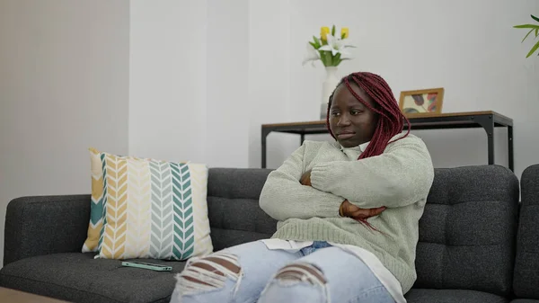 腕を組んで座っているアフリカの女性は家で交差 — ストック写真