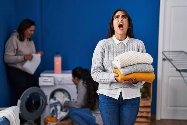 Três Mulheres Fazendo Lavanderia Casa Irritado Louco Gritando Frustrado Furioso — Fotografia de Stock