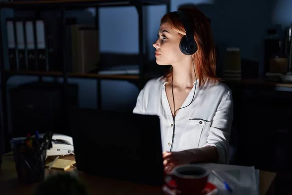 Молодая Белая Женщина Работает Офисе Ночью Глядя Сторону Расслабиться Профиль — стоковое фото