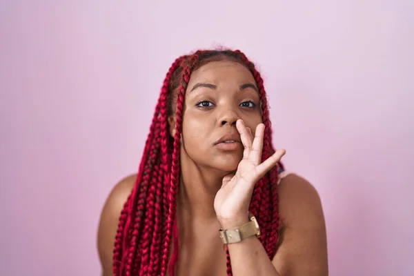Африканская Американка Плетеными Волосами Стоящая Розовом Фоне Рука Рот Рассказывающая — стоковое фото