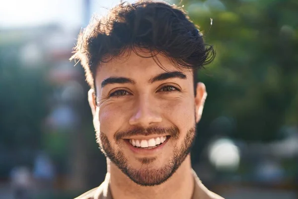 Parkta Kendinden Emin Gülümseyen Spanyol Genç Adam — Stok fotoğraf