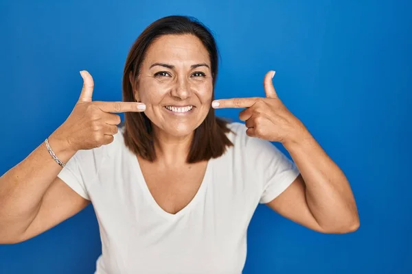 Latino Volwassen Vrouw Staan Blauwe Achtergrond Lachend Vrolijk Tonen Wijzen — Stockfoto