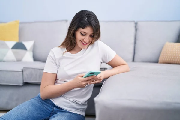 Young Hispanic Woman Using Smartphone Sitting Floor Home — Stock Photo, Image