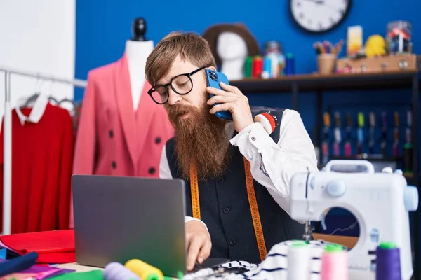 Young Redhead Man Tailor Talking Smartphone Using Laptop Clothing Factory — Stock Fotó