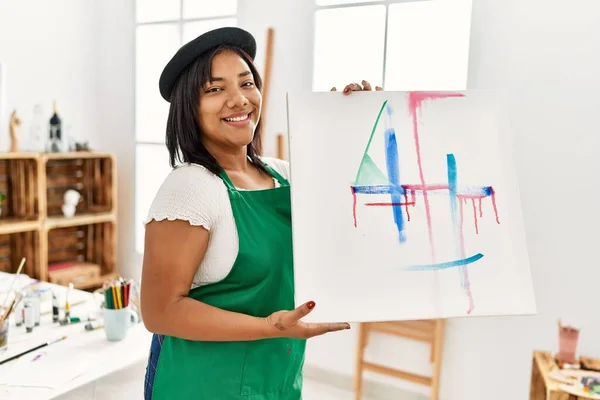 Hispanic Brunette Woman Holding Canvas Proud Painting Art Studio — 图库照片