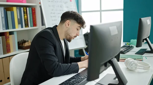 Νεαρός Άραβας Φοιτητής Χρησιμοποιώντας Γράψιμο Του Υπολογιστή Στο Σημειωματάριο Στην — Φωτογραφία Αρχείου
