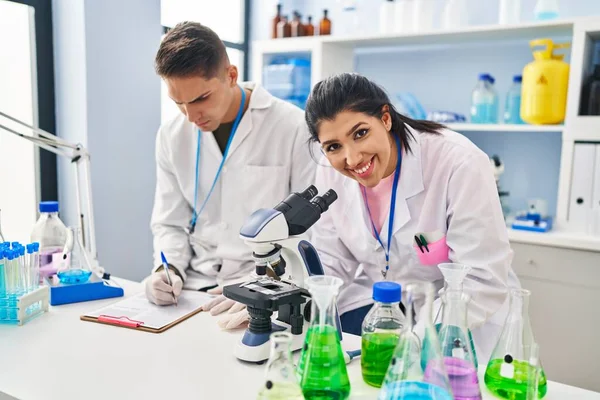 Ученые Мужчины Женщины Используют Микроскоп Работы Лаборатории — стоковое фото