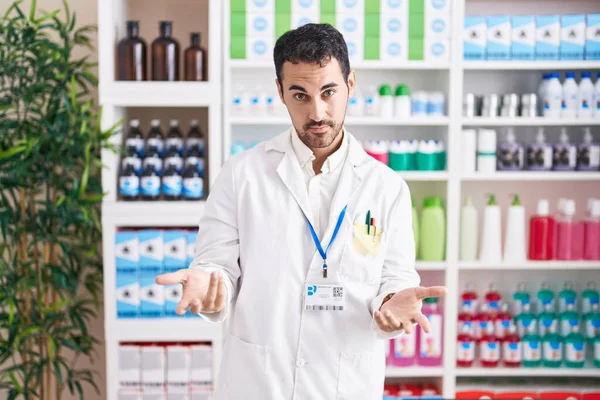Bell Uomo Ispanico Che Lavora Farmacia All Oscuro Confuso Con — Foto Stock