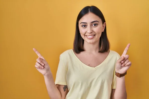 Spaans Meisje Draagt Casual Shirt Gele Achtergrond Glimlachend Zelfverzekerd Wijzend — Stockfoto