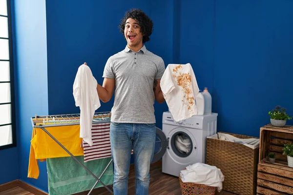Hombre Hispano Con Pelo Rizado Sosteniendo Camiseta Blanca Limpia Camiseta — Foto de Stock