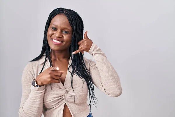 Afrikaanse Vrouw Met Vlechten Witte Achtergrond Lachend Pratend Het Telefoongebaar — Stockfoto