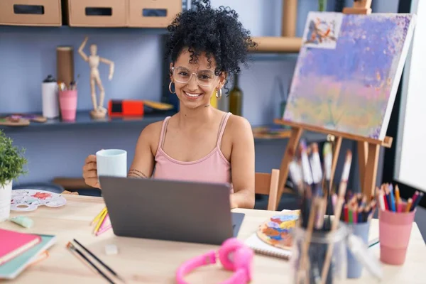 Genç Spanyol Kadın Ressam Sanat Stüdyosunda Laptopunu Kullanıyor — Stok fotoğraf