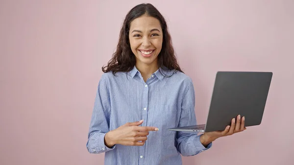 Jovem Bela Mulher Hispânica Sorrindo Segurando Laptop Sobre Fundo Rosa — Fotografia de Stock