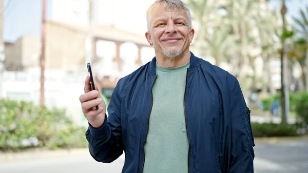 Middelbare Leeftijd Grijsharige Man Glimlachend Vol Vertrouwen Met Smartphone Het — Stockfoto