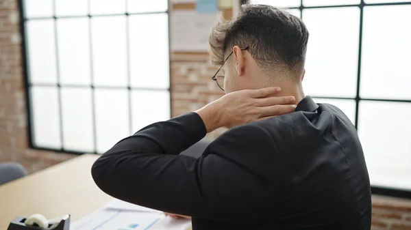 Junger Arabischer Geschäftsmann Leidet Unter Nackenschmerzen Büro — Stockfoto