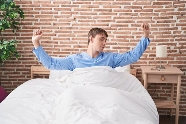Kafkasyalı Genç Bir Adam Yatak Odasında Kollarını Açarak Uyanıyor — Stok fotoğraf
