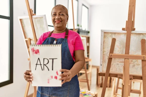 Sênior Africano Americano Mulher Olhando Desenhar Tela Estúdio Arte — Fotografia de Stock