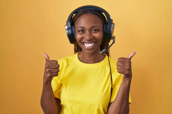 Femme Afro Américaine Écoutant Musique Aide Écouteurs Signe Succès Faire — Photo