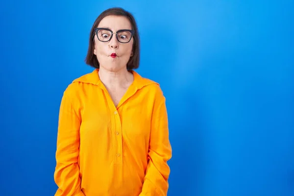 Orta Yaşlı Spanyol Kadın Mavi Arka Planda Duran Gözlükler Takıyor — Stok fotoğraf