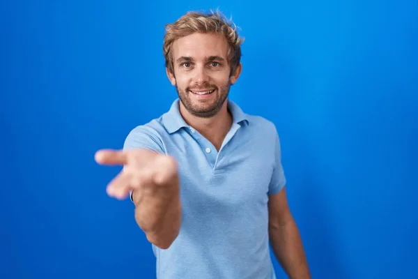 Homem Caucasiano Sobre Fundo Azul Sorrindo Alegre Oferecendo Palma Mão — Fotografia de Stock
