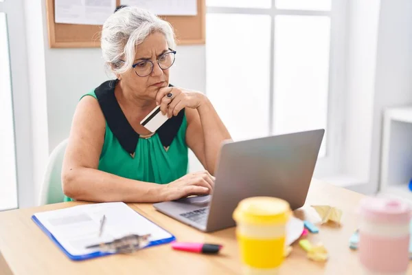 Grauhaarige Angestellte Mittleren Alters Benutzen Laptop Und Kreditkarte Büro — Stockfoto