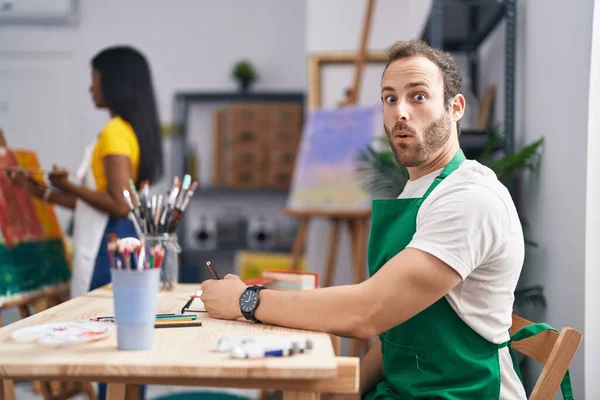 Hombre Hispano Estudio Pintura Asustado Sorprendido Con Boca Abierta Para —  Fotos de Stock