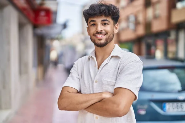 Nuori Arabi Mies Hymyilee Luottavainen Seisoo Kädet Ristissä Ele Kadulla — kuvapankkivalokuva