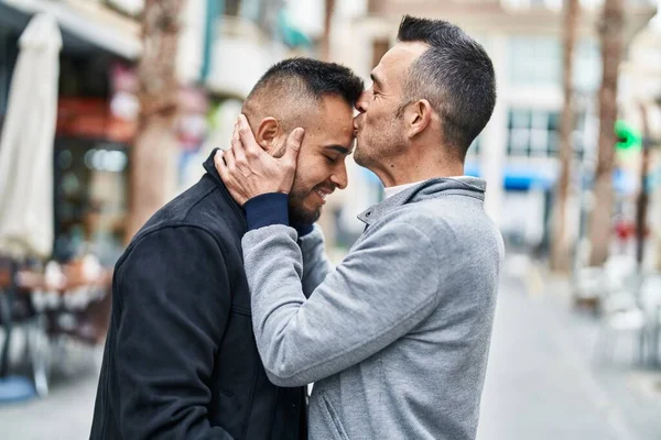 Δύο Άντρες Αγκαλιάζονται Και Φιλιούνται Στη Βεράντα Της Καφετέριας — Φωτογραφία Αρχείου
