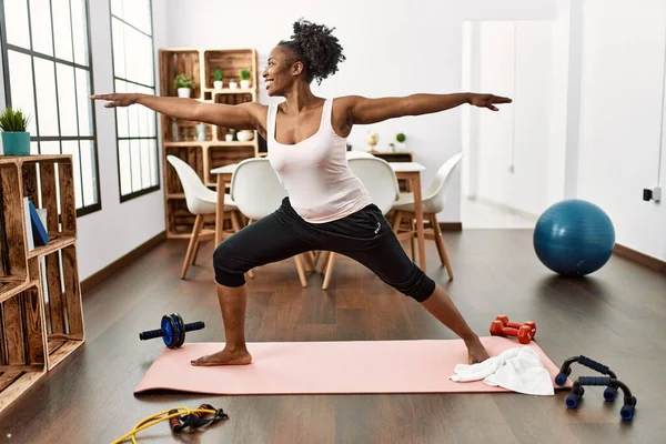 Afroamerikanerin Lächelt Selbstbewusst Yoga Training Hause — Stockfoto