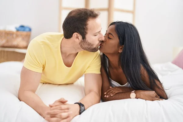 Άντρας Και Γυναίκα Διαφυλετικό Ζευγάρι Ξαπλωμένο Στο Κρεβάτι Φιλιούνται Στο — Φωτογραφία Αρχείου