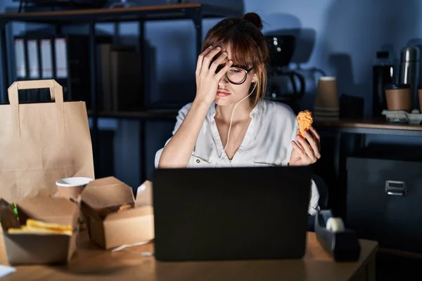 Young Beautiful Woman Working Using Computer Laptop Eating Delivery Food — Stock Photo, Image