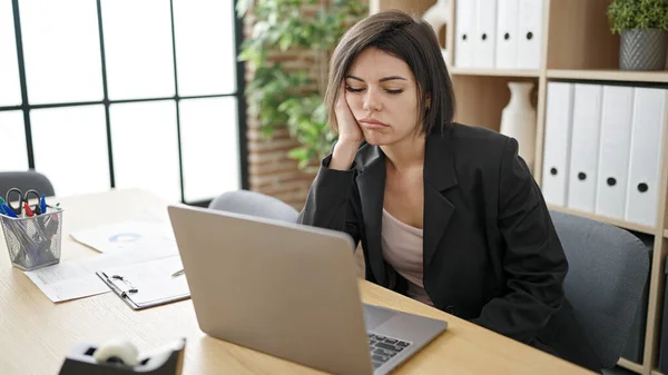 Joven Mujer Caucásica Trabajador Negocios Cansado Usando Portátil Trabajo Oficina —  Fotos de Stock