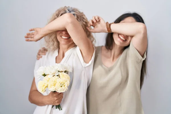 Mãe Filha Segurando Buquê Flores Brancas Sorrindo Alegre Jogando Espreitar — Fotografia de Stock