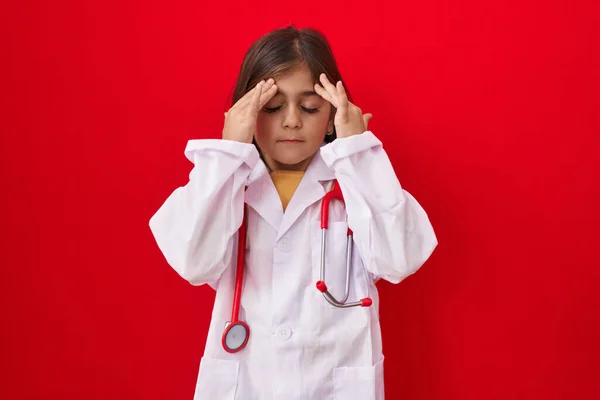 Klein Latijns Amerikaans Meisje Doktersuniform Stethoscoop Met Hand Hoofd Hoofdpijn — Stockfoto