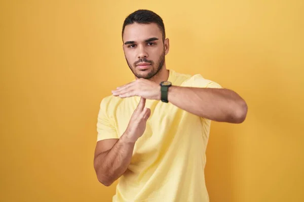Jonge Spaanse Man Die Gele Achtergrond Staat Met Zijn Handen — Stockfoto