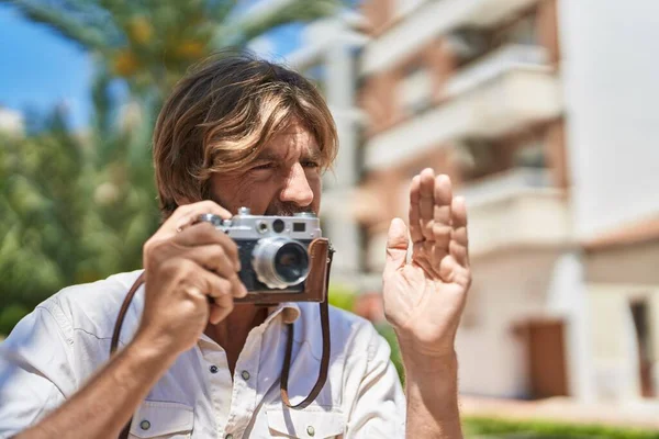 Junger Mann Benutzt Oldtimer Kamera Park — Stockfoto