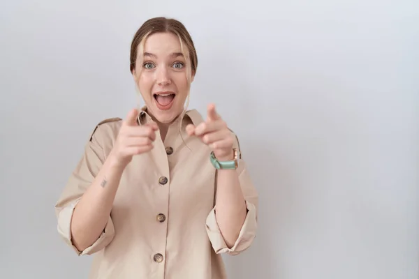 Mladá Běloška Neformální Košili Ukazuje Prstem Vás Kameru Usmívá Pozitivně — Stock fotografie
