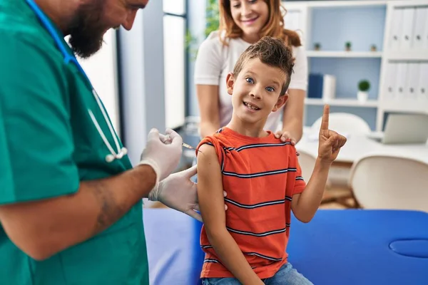 Young Kid Getting Vaccine Doctor Clinic Smiling Idea Question Pointing — Stock Photo, Image