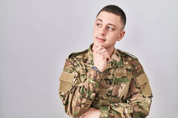 Ung Man Klädd Kamouflage Arméuniform Med Hand Hakan Tänker Frågan — Stockfoto