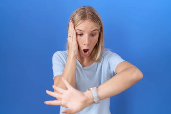 Młoda Kaukaska Kobieta Luźnej Niebieskiej Koszulce Patrząca Zegarek Zmartwiona Bojąca — Zdjęcie stockowe