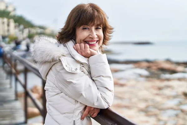 Mujer Mediana Edad Sonriendo Confiada Apoyada Balaustrada Orillas Del Mar — Foto de Stock