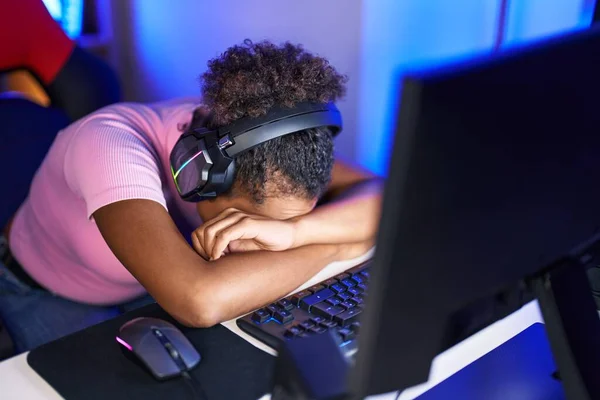 Африканская Американка Стример Подчеркнул Используя Компьютер Игровой Комнате — стоковое фото