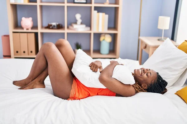 Mujer Afroamericana Abrazando Almohada Acostada Cama Dormitorio — Foto de Stock